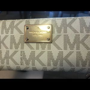 Michael Kors vanilla wallet